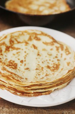 Ahşap bir masada nefis bir krep.