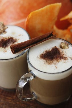 Tarçınlı balkabaklı latte ve zencefilli makro
