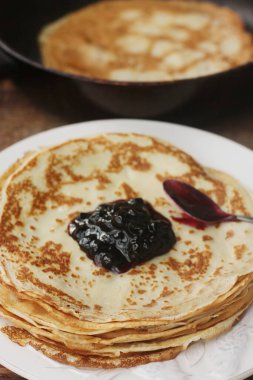 Lezzetli krep ve kuşüzümü reçeli yakından.