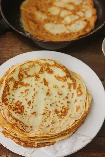 Köstlicher Crêpe Auf Einem Holztisch — Stockfoto