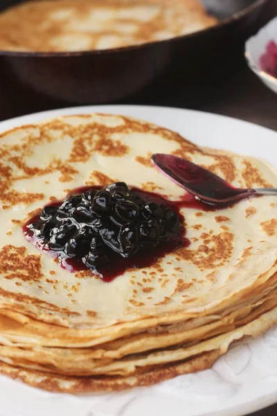 Leckere Crêpes Und Schwarze Johannisbeermarmelade Aus Nächster Nähe — Stockfoto