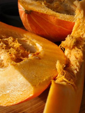 Tahta bir masada taze olgun balkabağı. 