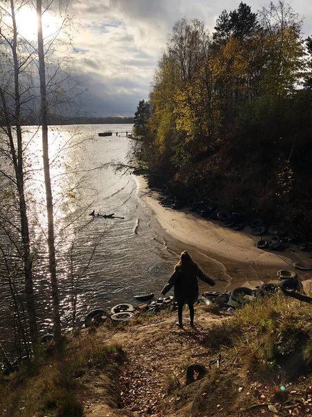 Belle Fille Paysage Regardant Rivière — Photo