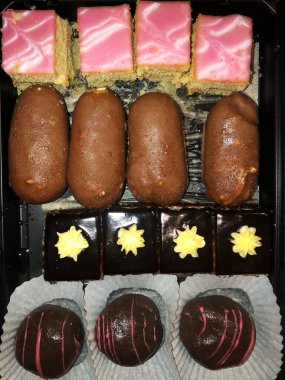 Nefis bisküviler ve çikolatalı kekler masada.