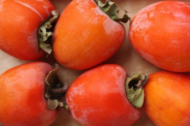 Tahta bir masada olgun sulu hurma.