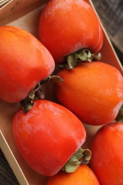 Tahta bir masada olgun sulu hurma.