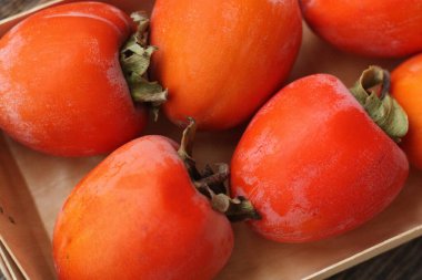 Tahta bir masada olgun sulu hurma.