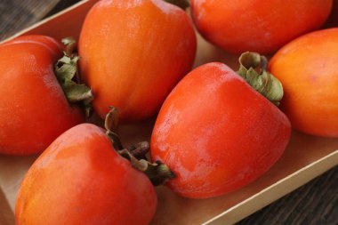 Tahta bir masada olgun sulu hurma.