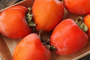 Tahta bir masada olgun sulu hurma.