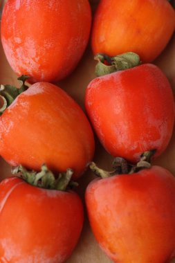 Tahta bir masada olgun sulu hurma.