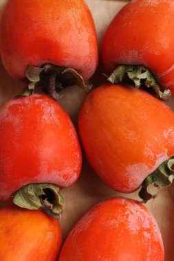 Tahta bir masada olgun sulu hurma.