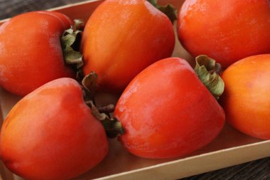 Tahta bir masada olgun sulu hurma.