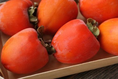 Tahta bir masada olgun sulu hurma.