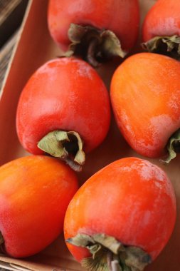 Tahta bir masada olgun sulu hurma.