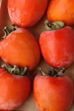 Tahta bir masada olgun sulu hurma.