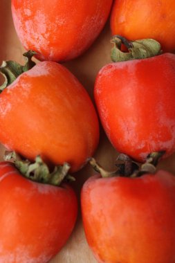 Tahta bir masada olgun sulu hurma. 