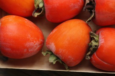 Tahta bir masada olgun sulu hurma. 