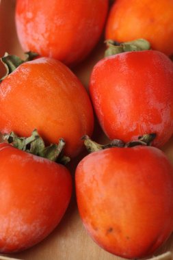 Tahta bir masada olgun sulu hurma. 