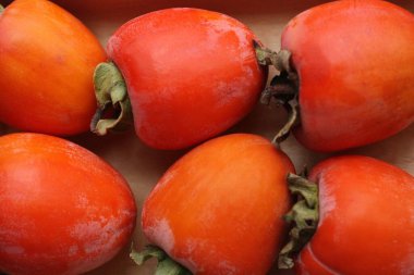 Tahta bir masada olgun sulu hurma. 