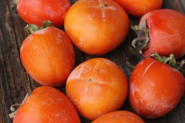 Tahta bir masada olgun sulu hurma. 