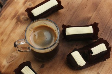 Masada çikolatalı browni olan Americano kahvesi.