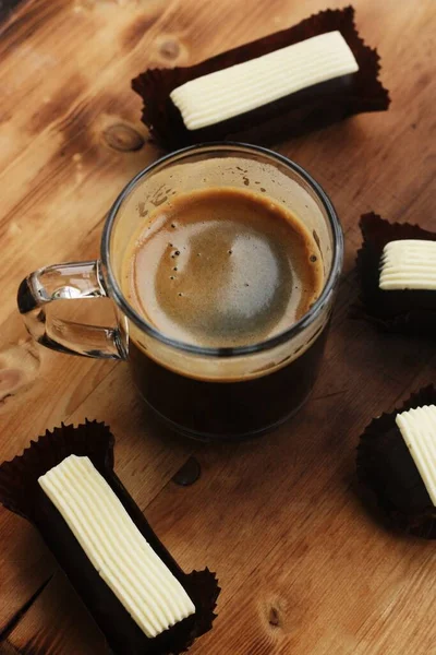 Americano Kaffee Mit Schokoladenbrownies Auf Dem Tisch — Stockfoto