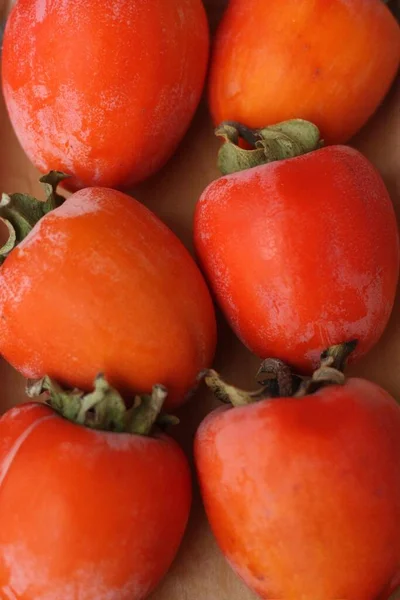 Tahta bir masada olgun sulu hurma.