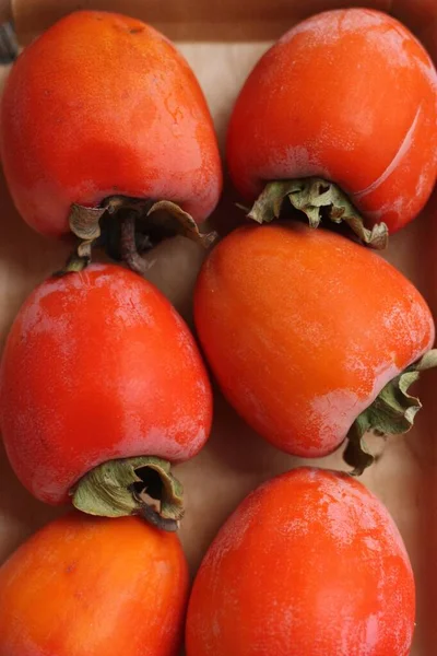 Persimmon Juteux Mûr Sur Une Table Bois — Photo