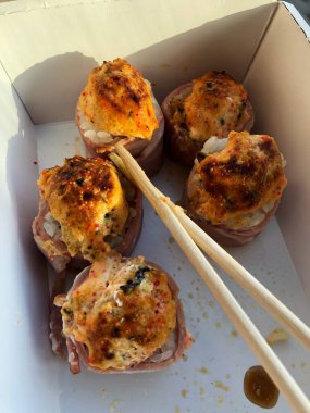 Domuz pastırmalı pirinç ve midyeli japon böreği. 