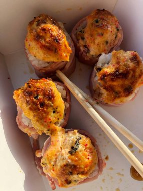 Domuz pastırmalı pirinç ve midyeli japon böreği. 