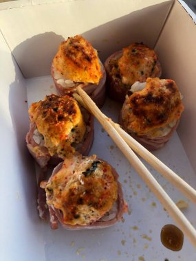 Domuz pastırmalı pirinç ve midyeli japon böreği. 