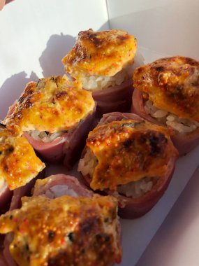 Domuz pastırmalı pirinç ve midyeli japon böreği. 