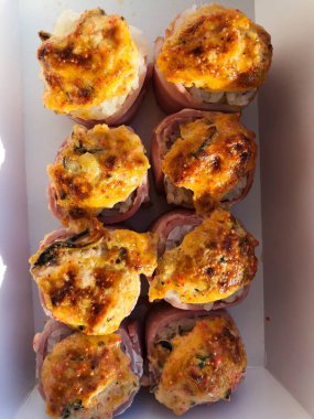 Domuz pastırmalı pirinç ve midyeli japon böreği. 