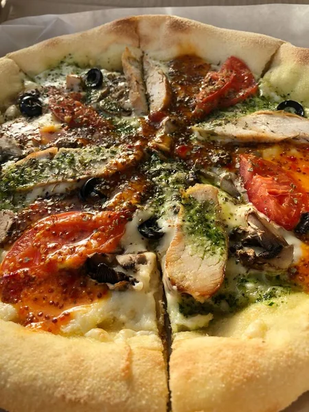 Pizza Italiana Com Tomate Frango Queijo — Fotografia de Stock