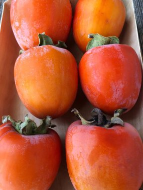 Tahta bir masada olgun sulu hurma. 