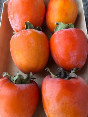 Tahta bir masada olgun sulu hurma. 