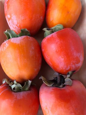 Tahta bir masada olgun sulu hurma. 