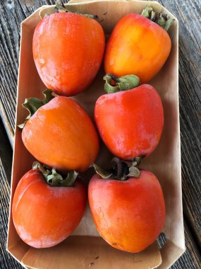 Tahta bir masada olgun sulu hurma. 