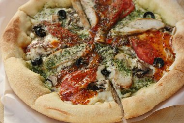 Tavuk, domates ve peynirli İtalyan pizzası.