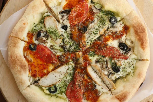 Pizza Italiana Con Pomodori Pollo Formaggio — Foto Stock