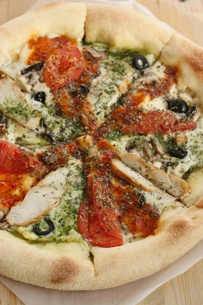 Pizza Italiana Con Pomodori Pollo Formaggio — Foto Stock