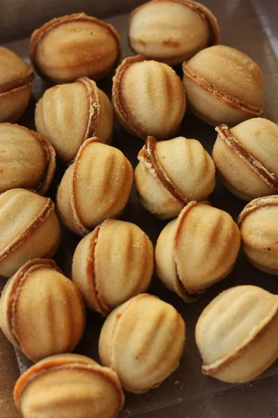 Deliciosas Galletas Nueces Con Leche Condensada Macro —  Fotos de Stock