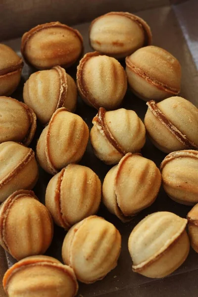 Deliciosas Galletas Nueces Con Leche Condensada Macro —  Fotos de Stock