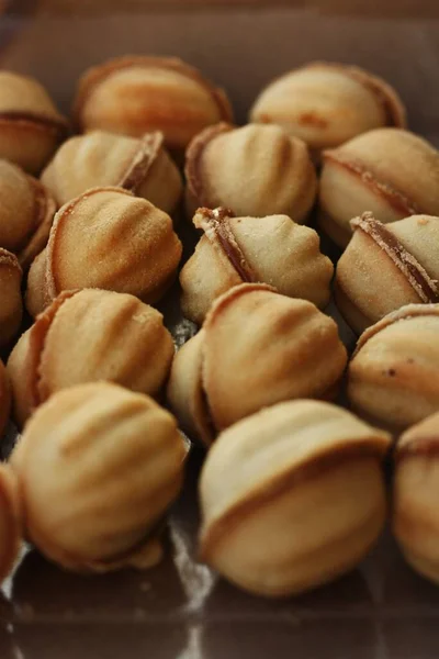 Deliciosas Galletas Nueces Con Leche Condensada Macro —  Fotos de Stock