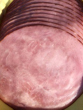 Tahta bir masada taze pembe jambon. 