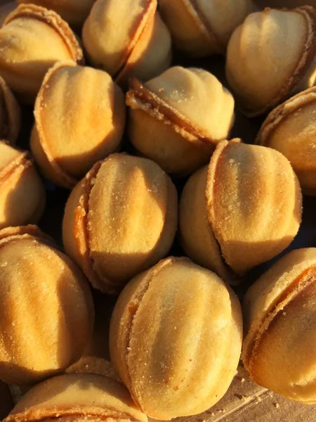 Deliciosas Galletas Nueces Con Leche Condensada Macro —  Fotos de Stock