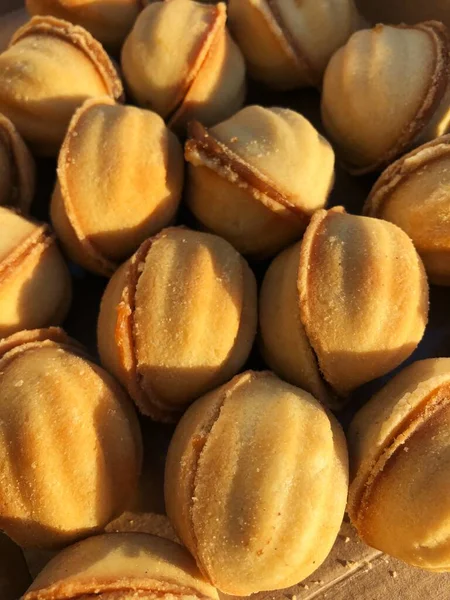 Deliciosas Galletas Nueces Con Leche Condensada Macro —  Fotos de Stock
