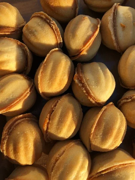 Deliciosas Galletas Nueces Con Leche Condensada Macro —  Fotos de Stock