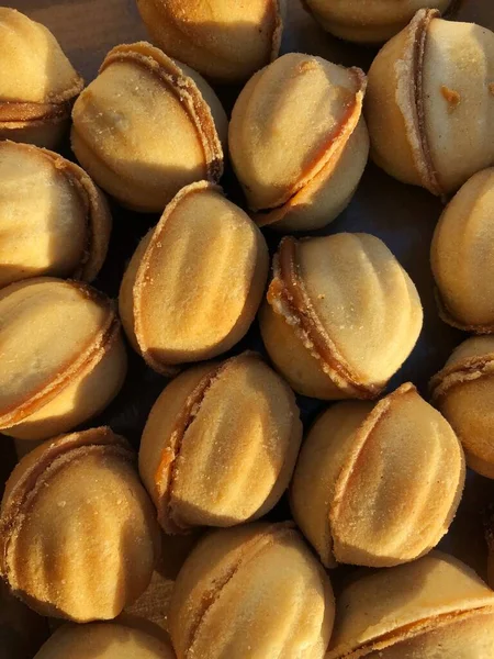 Deliciosas Galletas Nueces Con Leche Condensada Macro —  Fotos de Stock