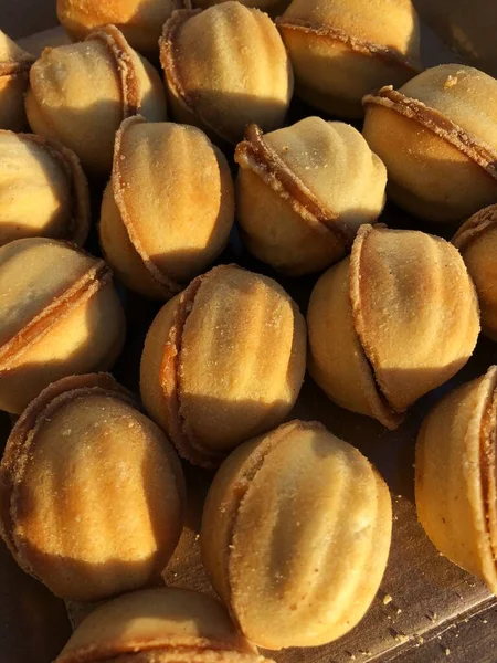 Deliciosas Galletas Nueces Con Leche Condensada Macro —  Fotos de Stock